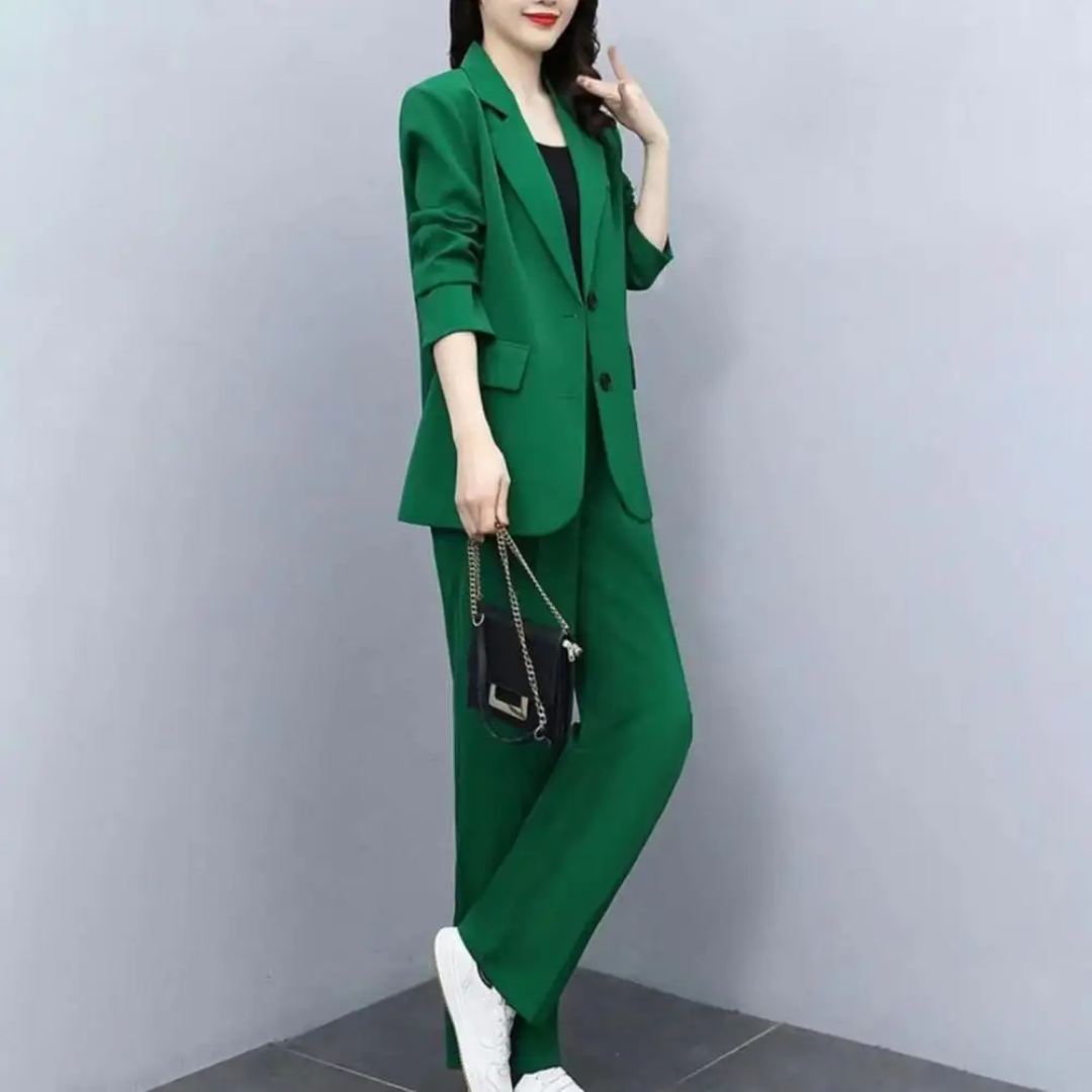 Laura | Elegant Women's Outfit